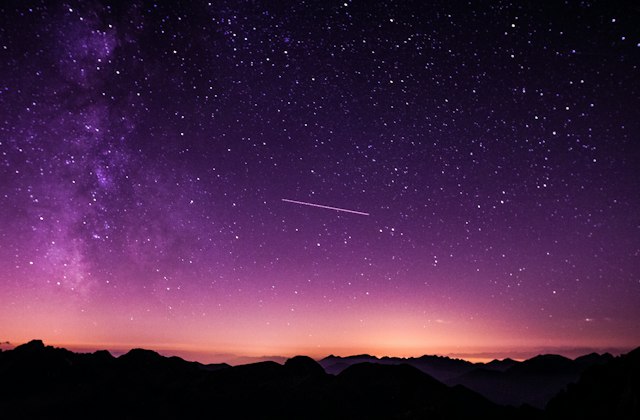 明星动态话题：紫色夜空下的星光，司机社文娱讨论区的氛围配图